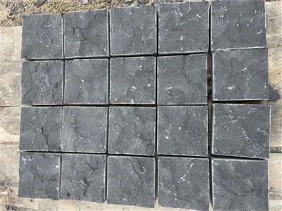 Na Pavers Dark Driveway is Fearr